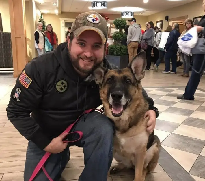 Heartwarming Reunion: Soldier and Beloved Military Dog Embrace After Years Apart, A Testament to the Enduring Unbreakable Bond