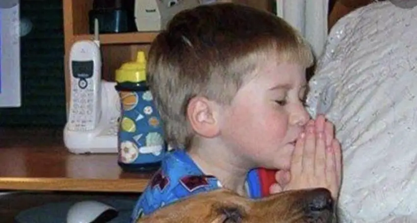 The boy and the dog, who grew up together, prayed for good things to come, deeply touching numerous viewers.